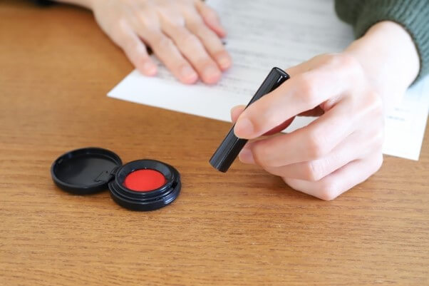 契約書の割印とは?押し方と位置、失敗した場合の対応を解説 - 法務DX Lab.